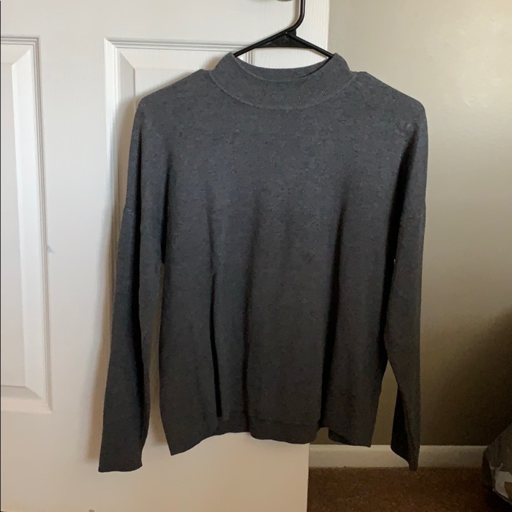 Long sleeve grey sweater
